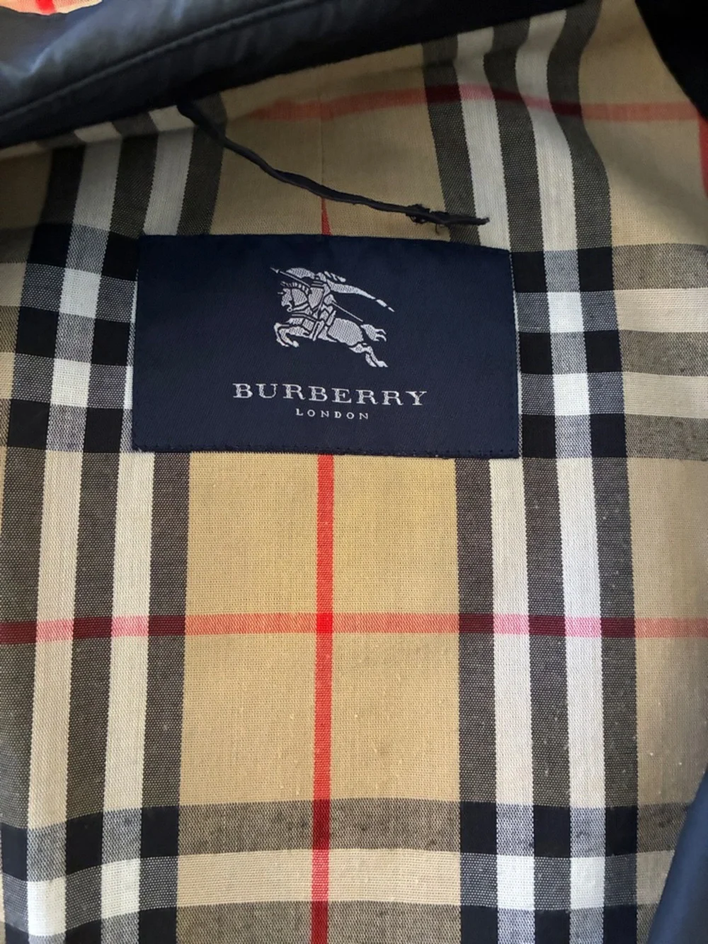 Burberry Black Trench Coat with Signature Beige Check Lining - Picture 3 of 5